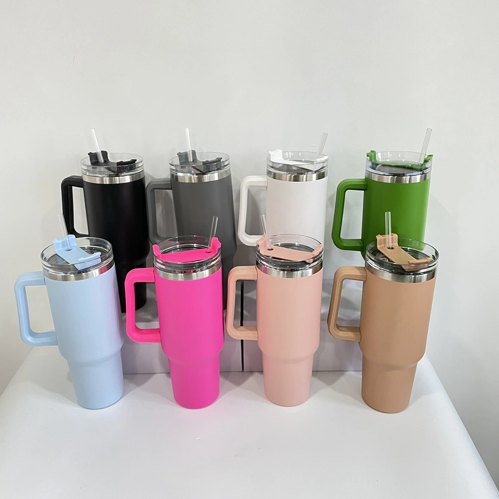 Vente en gros vrac Quencher Tumbler avec poignée revêtement en poudre Voyage Tasse café bière tasses de voyage tasses avec couvercle et paille