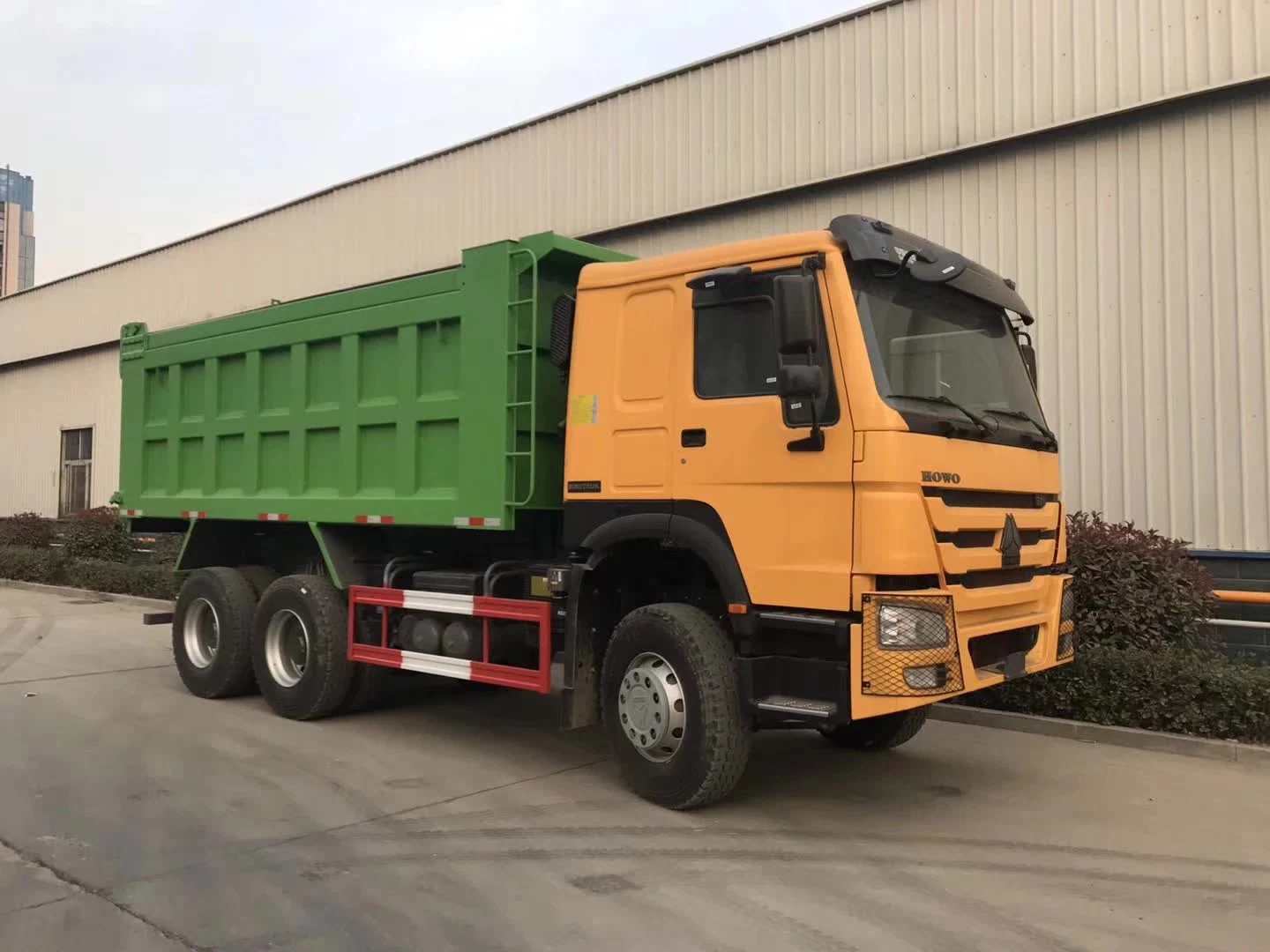 10 de neumáticos 6X4 el 25 de 30 toneladas extremo lateral HOWO utiliza Dumper Truck en venta