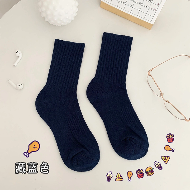 Serviette de printemps et d'automne dans le département des sports de style collège Chaussettes unies