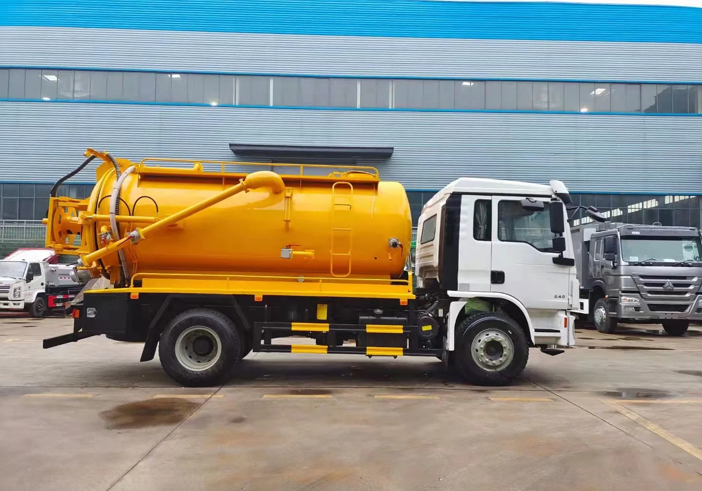 Shacman L3000 6 Wheeler 12000L Italia inodoro cisterna de aguas residuales de la marca de vacío Limpiador de camión de succión