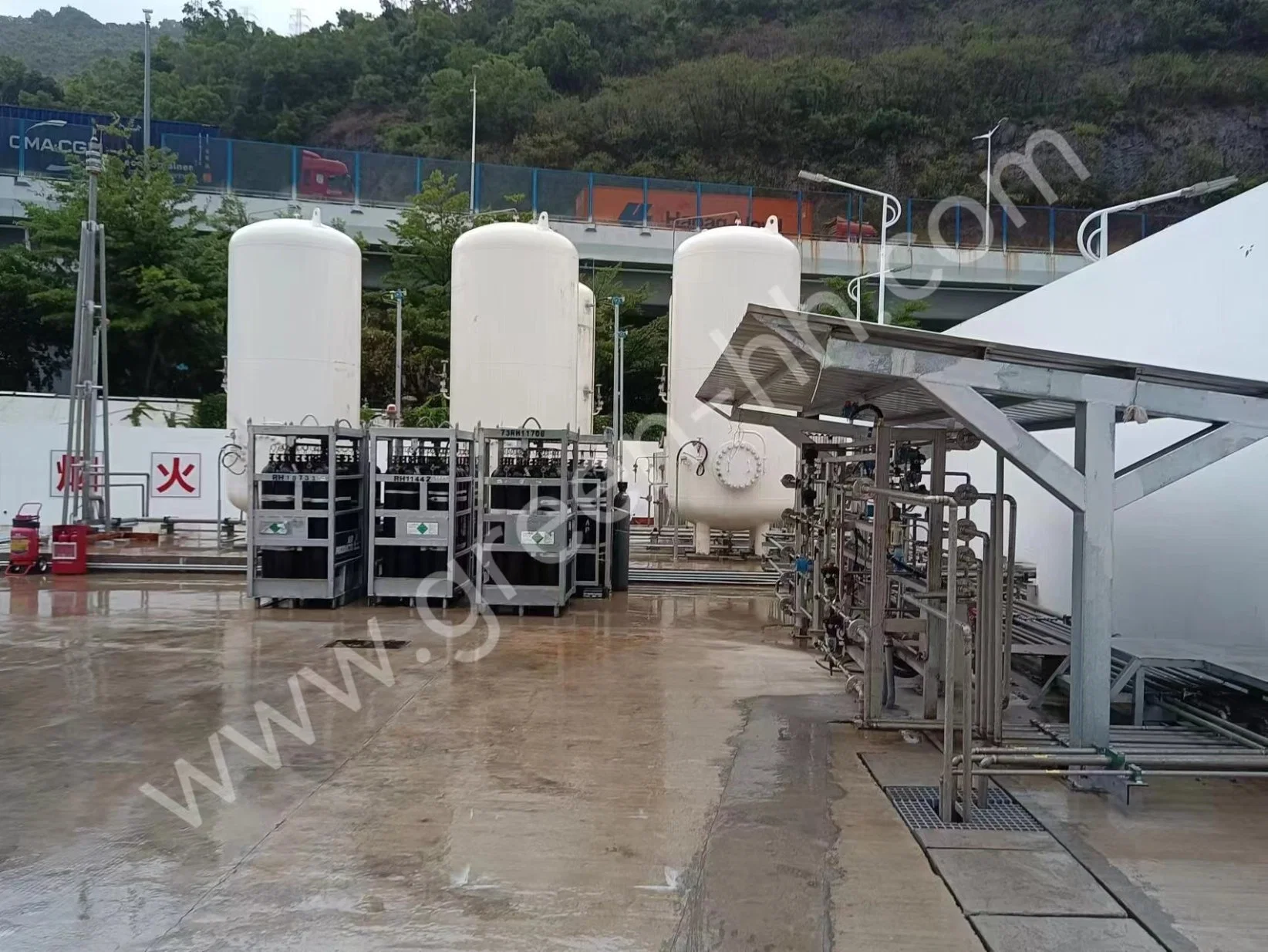 El reabastecimiento de combustible de hidrógeno de la estación central de carga de vehículos de pila de combustible de hidrógeno el llenado de la estación de llenado