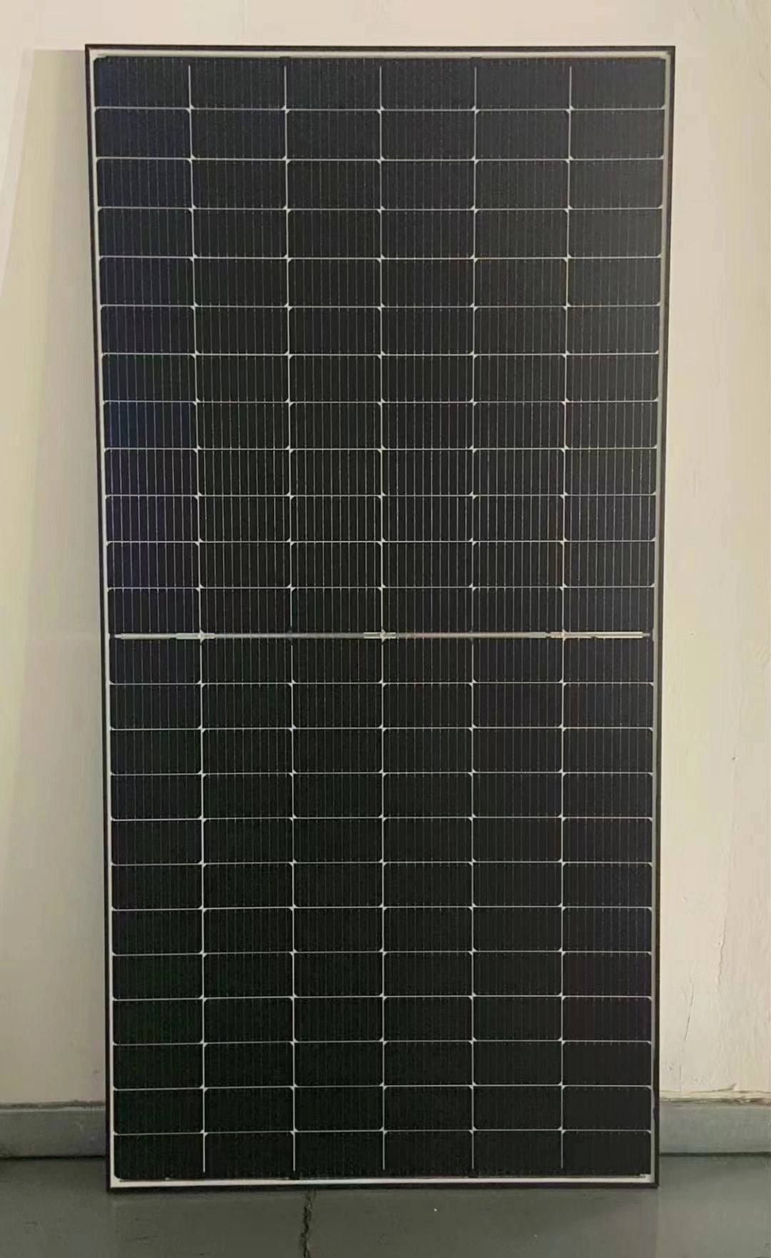 Panneaux solaires tout noirs à haute efficacité Module solaire 540W 545W 535W Bifacial Perc Mono Panneau solaire BIPV 600W 700W pour système solaire hybride.