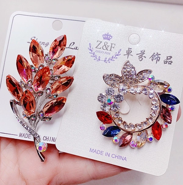 Mayorista Full Crystal Brooch Pins Mujer Accesorios 2023 Moda Colorful Broches de perla CZ y pasador de broche de mariposa