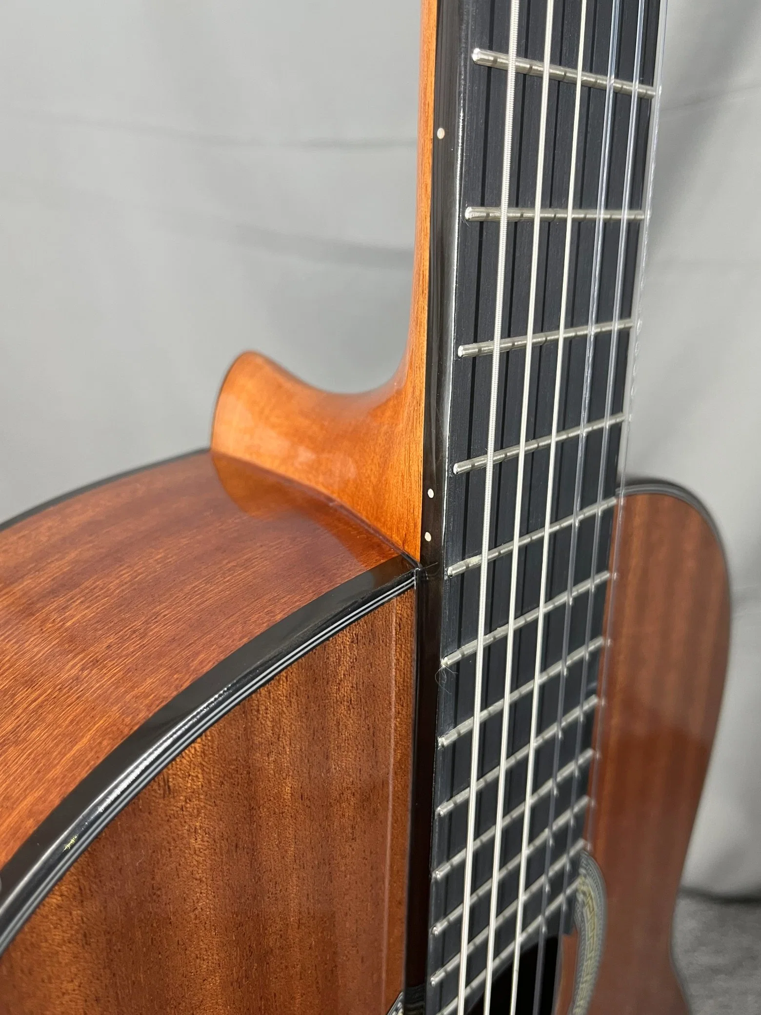 Wholesale Price High Quality Glossy Mahogany Classical Guitar Vintage Music Instrument