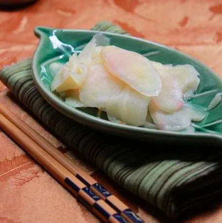 Les sushis japonais Les tranches de gingembre blanc traditionnel