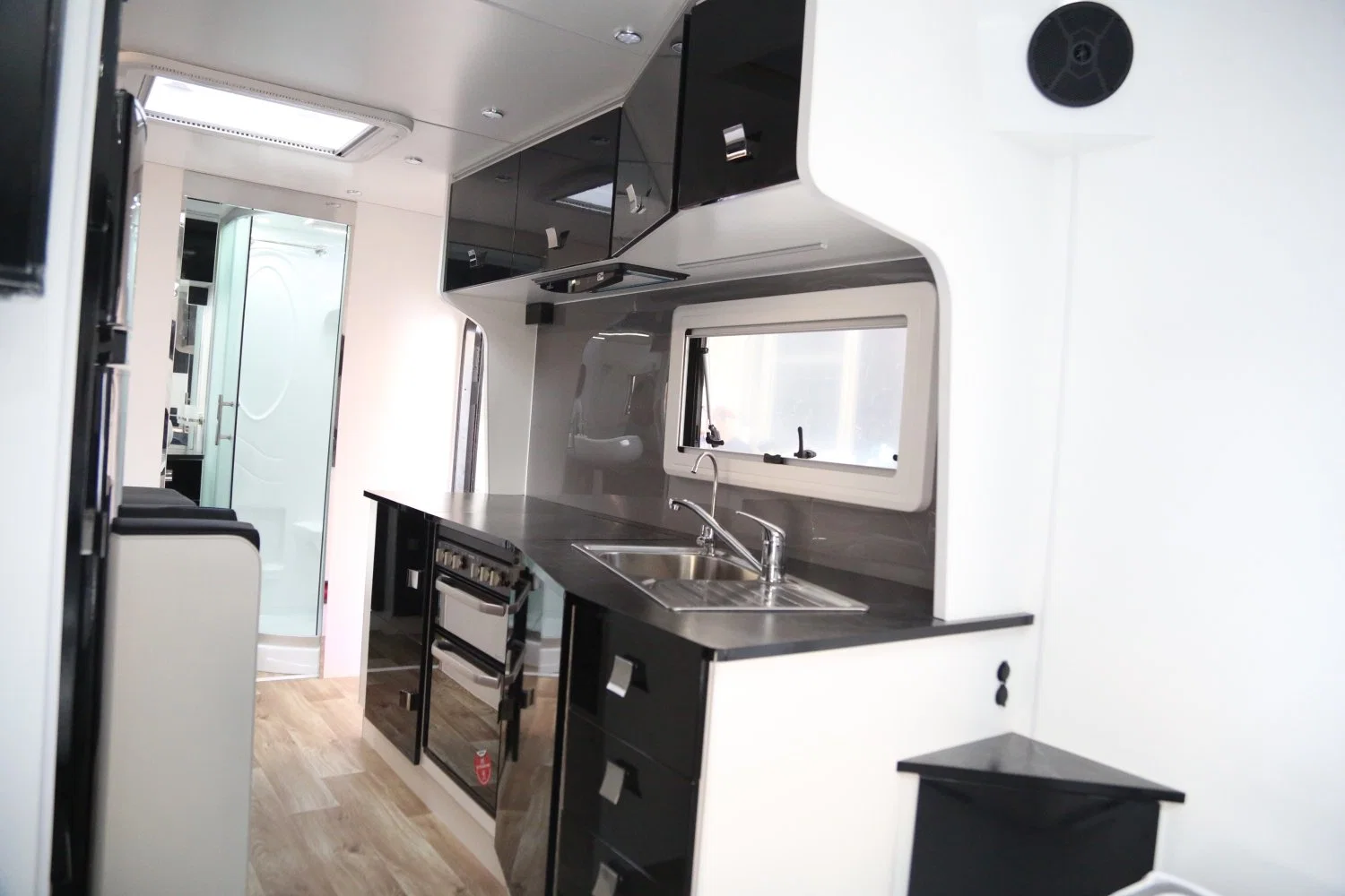 Australian Standard Chassis Luxury Decoration High quality/High cost performance 21FT Travel Camper Caravan