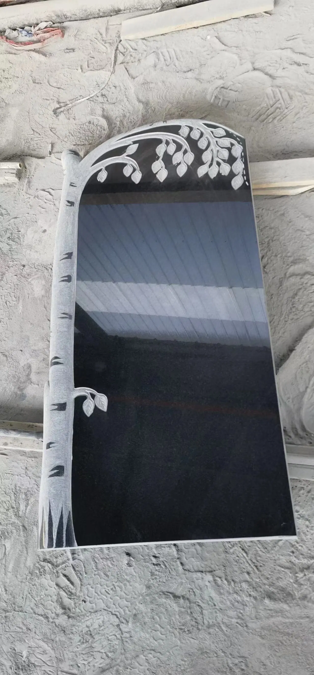 Black Granite Riussia Gravestone