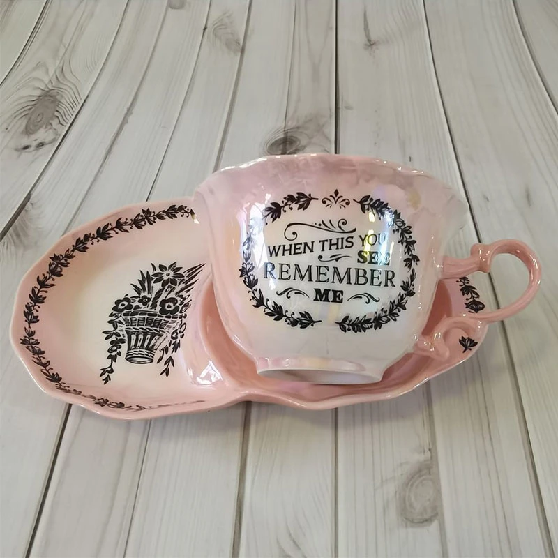 Fabrik Customized Keramik Pink Pearl Luster Glaze Tasse und Untertasse Set mit schwarzem Abziehbild Druck in Geschenkbox