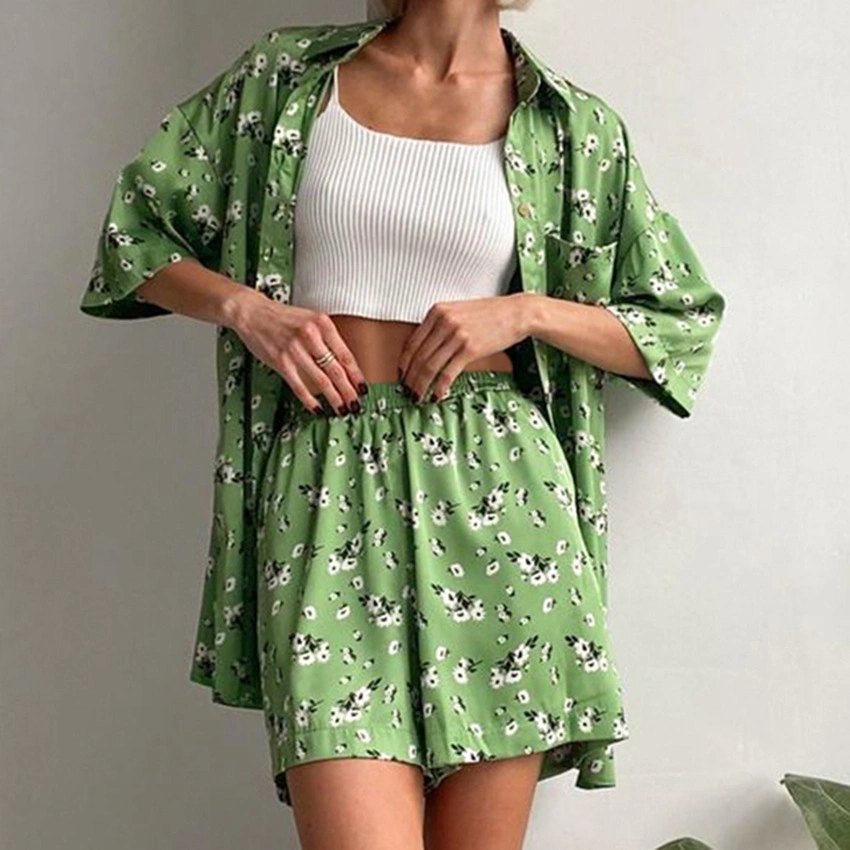 Conjunto de calções de pijamas em seda verde com estampado acetinado de designer para mulher Primavera Conjunto de 2 peças para usar no lounge