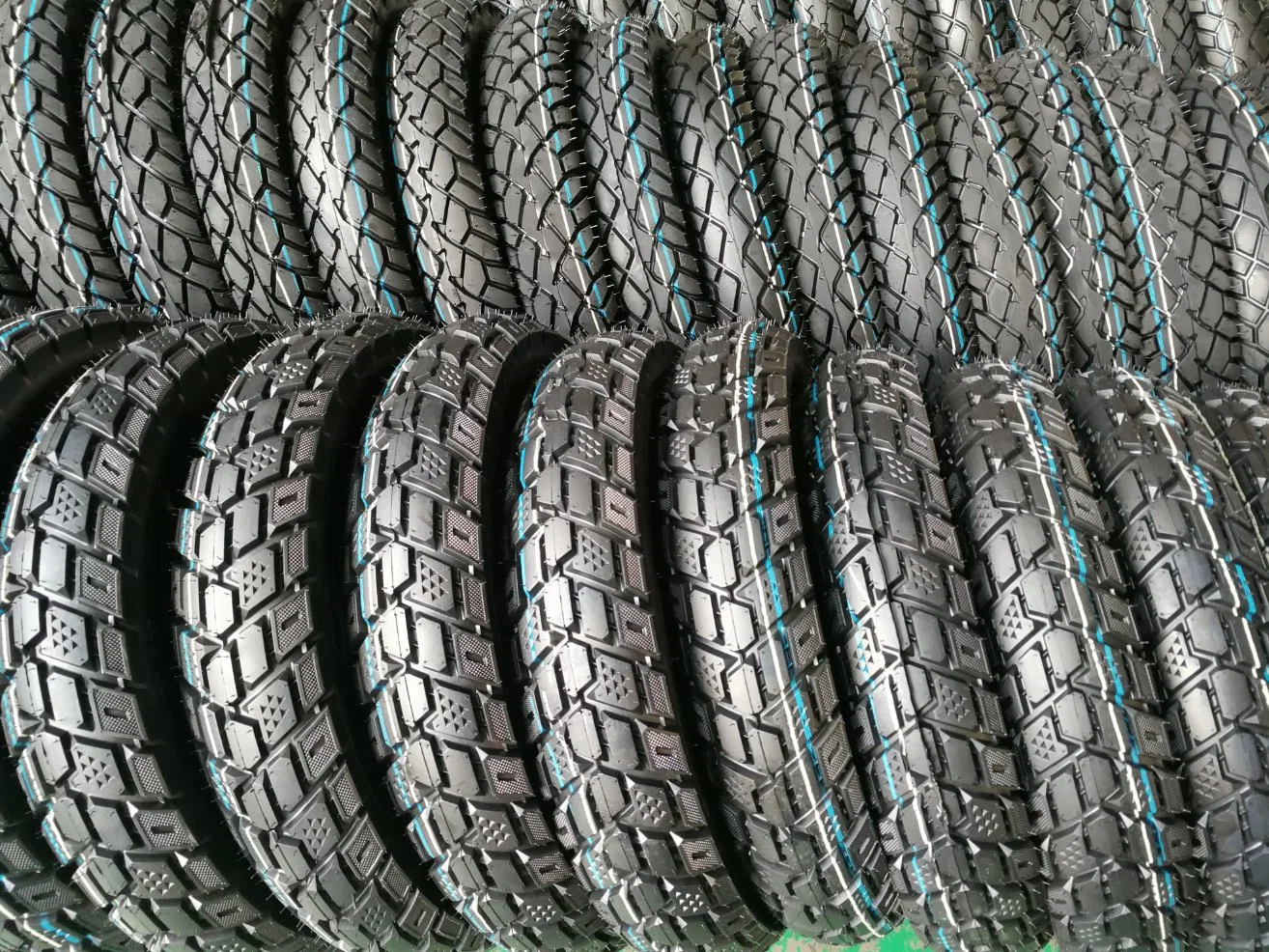 Pneus de pièces de moto Chine Vente en gros de pneus avec certificat ISO9001/DOT/ECE/Soncap