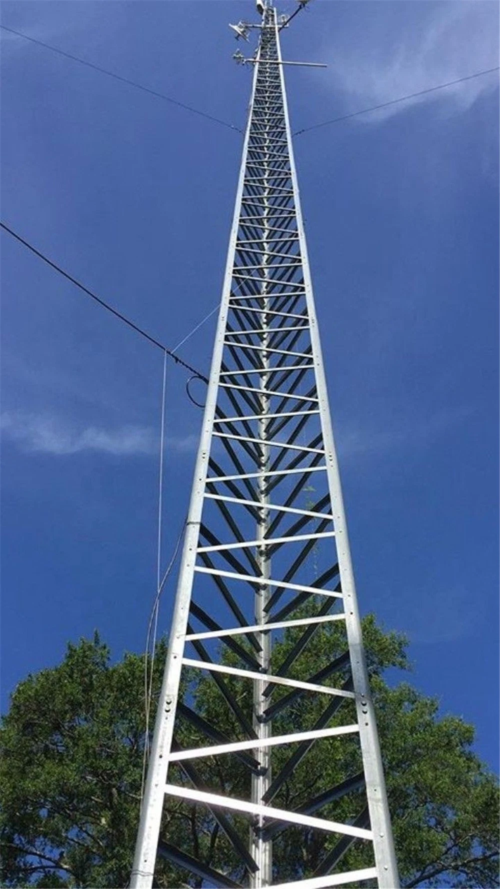 Torre de aço com retículo de aço com suporte automático e ângulo de telecomunicações de 90 m.