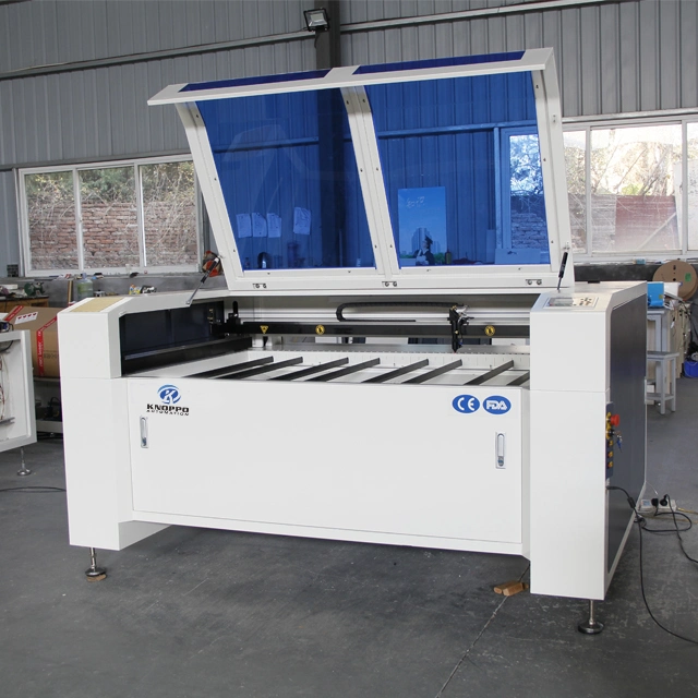 El CO2 CNC Máquina de grabado láser Corte por láser máquina trabajando para la madera de cuero de corte de cartón de vidrio acrílico