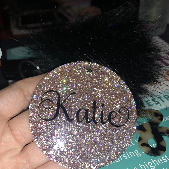 Personalized Pom Pom Glitter acrílico llaveros personalizados regalo para su Boujee llavero