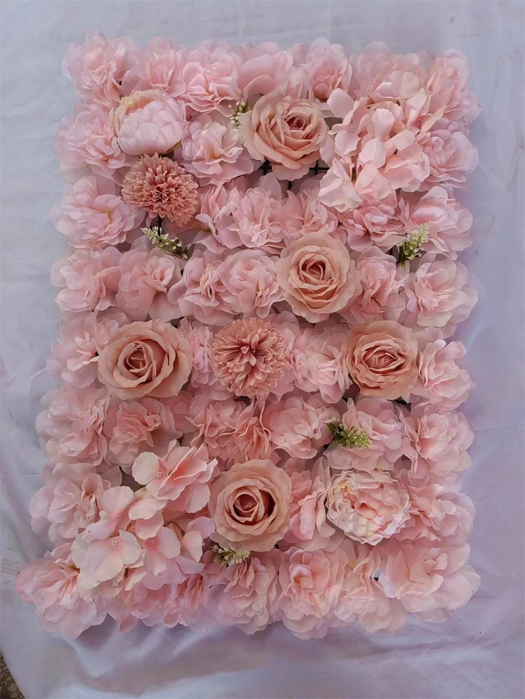 Mur à fleurs artificielles en rose pour un décor de fond sur la scène de mariage