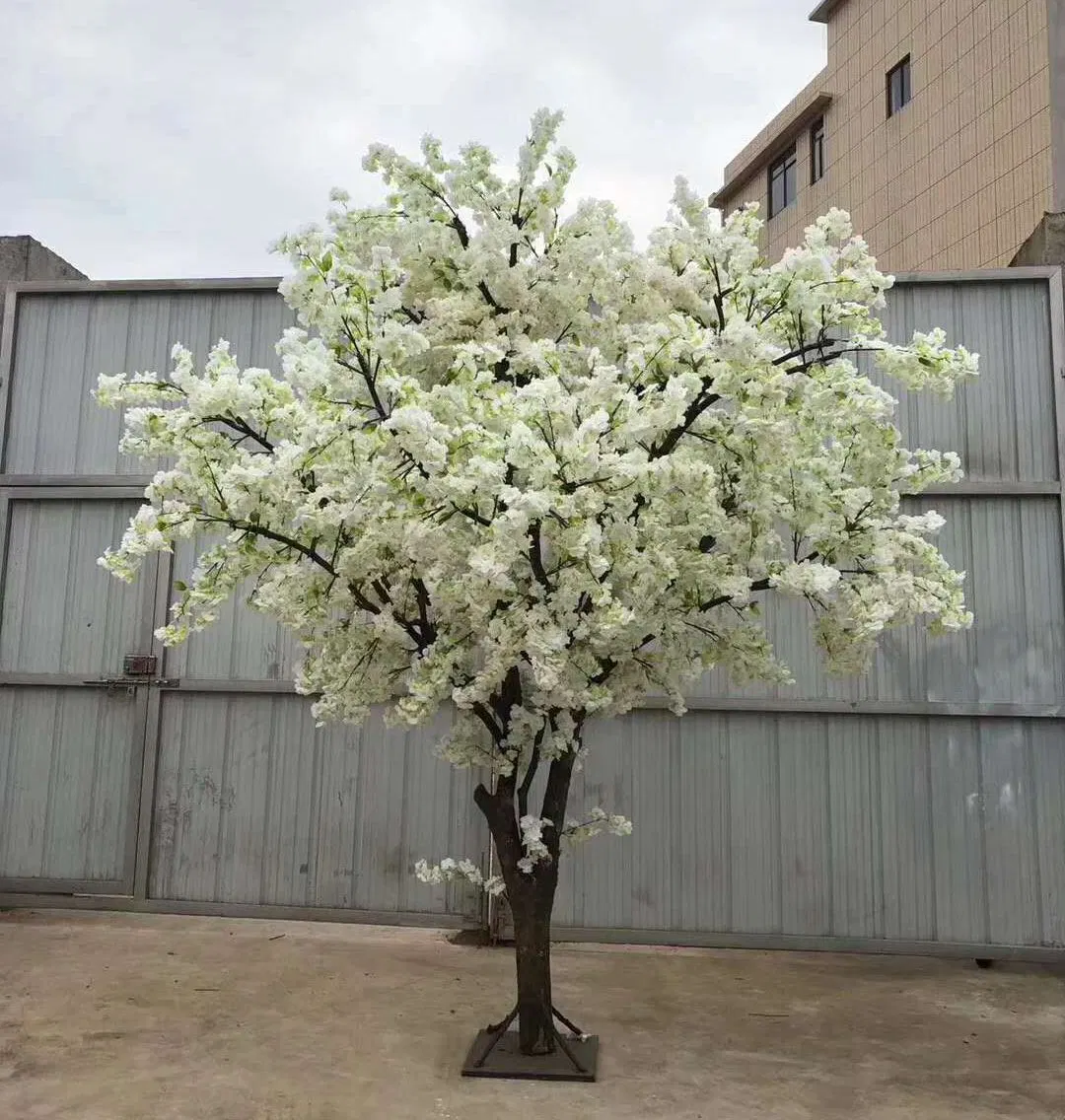 Grande decoração de sala de estar com banquete de cerejeira artificial