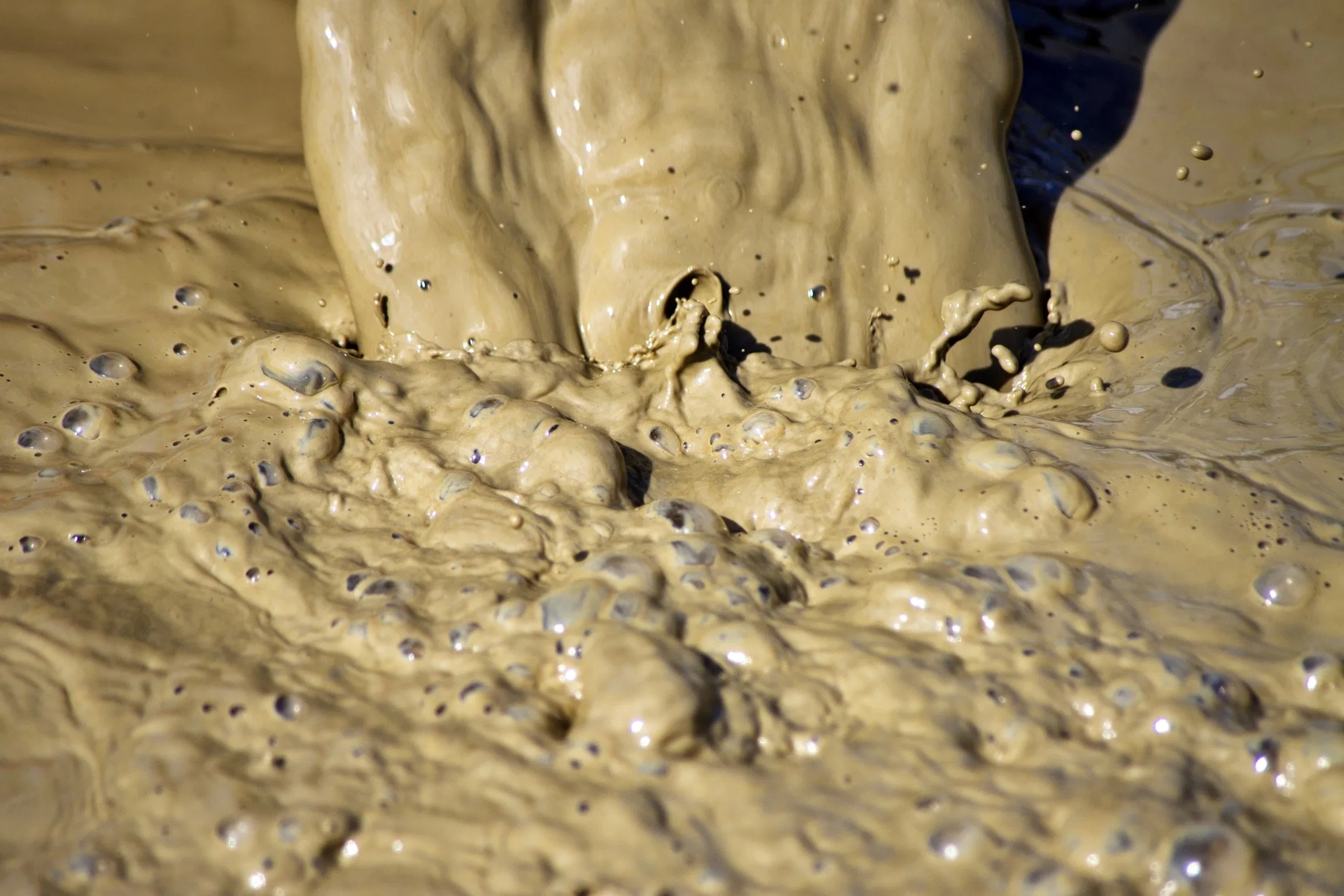 Biocida para la finalización de fluidos de perforación a base de agua y líquidos de embalador