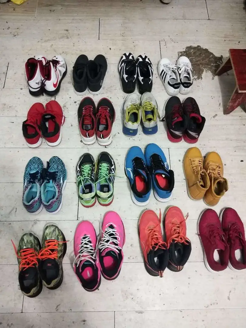 Sapatos Usados Coloridos na China