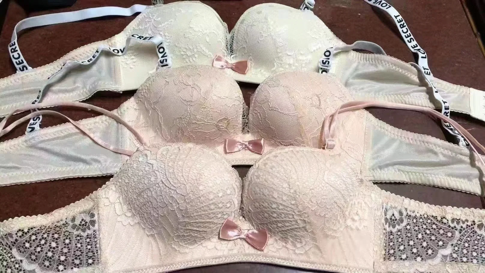 El inventario de minas de alta calidad al por mayor Sexy cómodas correas Womans Bra de colores mezclados de tamaños