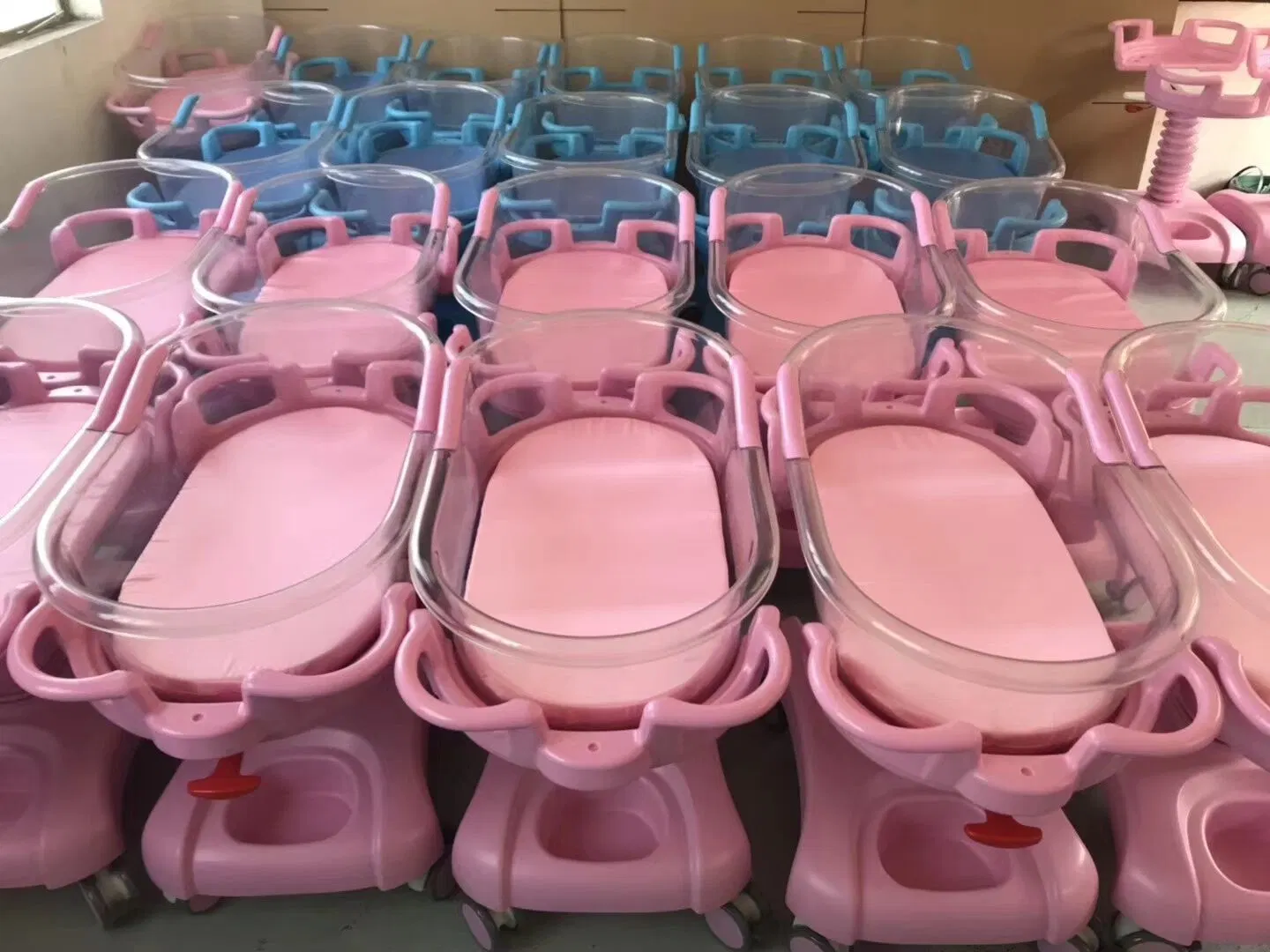 Duradero, Móvil, Seguro, Cuna de Plástico Rosa para Bebés en el Hospital