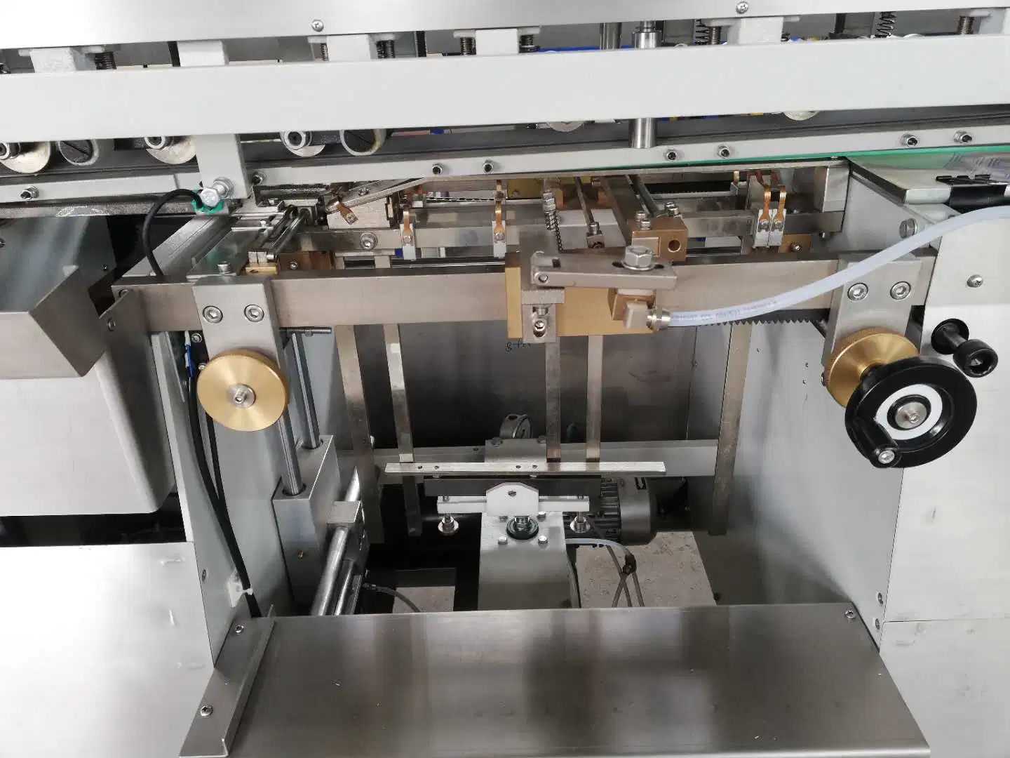 Hot Melting Can Tin Jar Rolling Labelling Machine Equipment