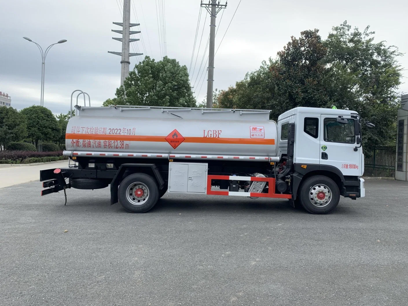 Dongfeng 13cbm Fuel Tank Truck for Transporting Diesel Oil Crude Oil Lubricating Oil Coal Tar