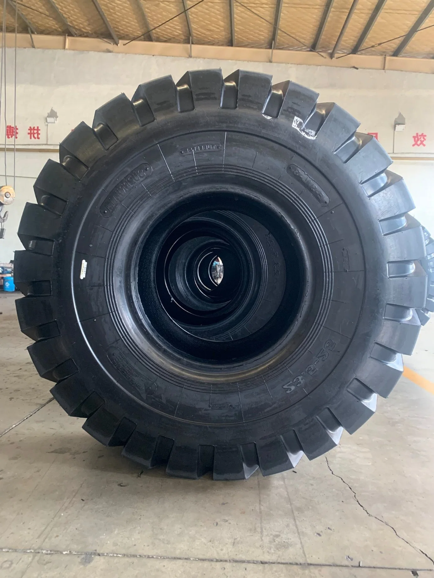 Radial Bias Solid off The Road Loader Grader Superhama Industrial OTR Wheels and Tyres with Rim (16.00 18.00 17.5 20.5 23.5 26.5 29.5 25 16/70-20 24) E3l3 L2 L5