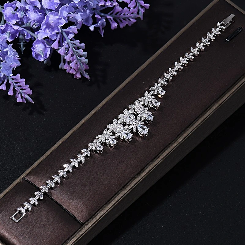 Necklace Earring Bracelet Bague diamant lumineux Four-Piece plein de zircon bijoux Set de mariée bijoux de mariage