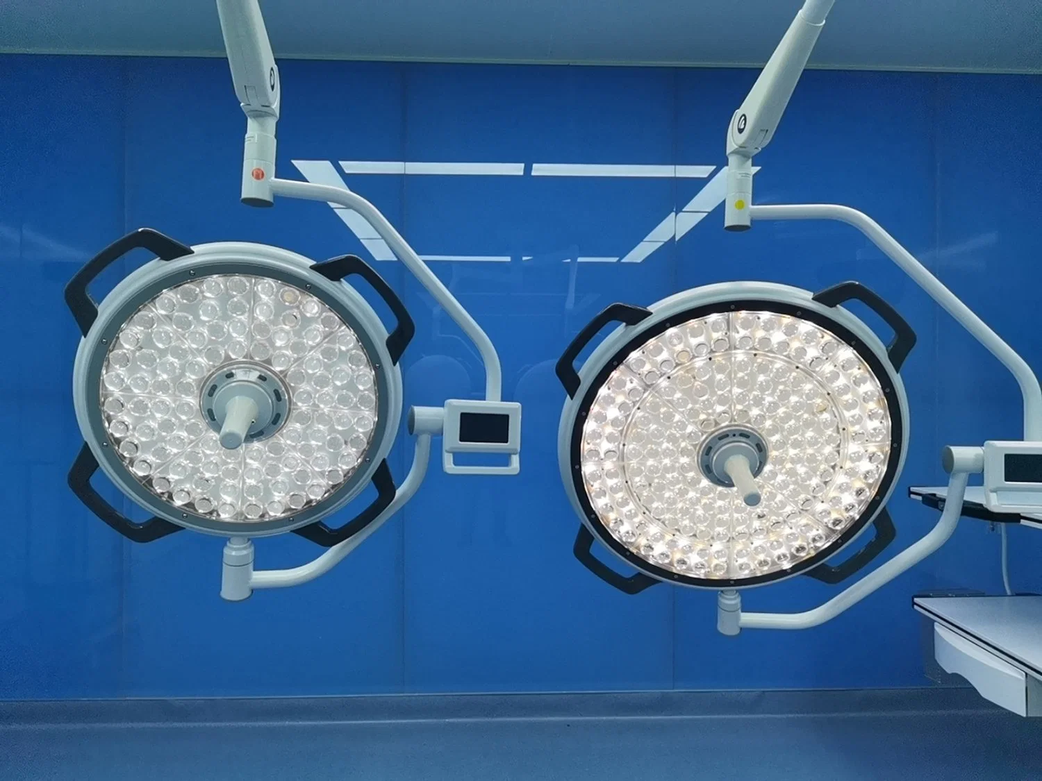 Mt LED de luz de la operación médica médicos quirúrgicos Shadowless Dental Lámpara de techo de la luz de funcionamiento