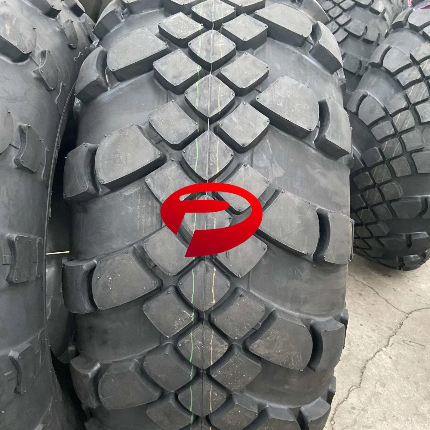 Factory Wholesale/Supplier 1500X600-635 1500X600X635 1600X600-685 Cross Country Truck Tires