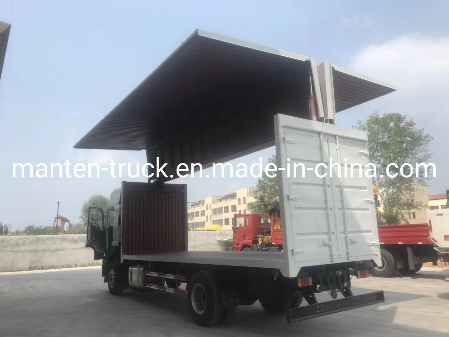 Qingling Isuzu Giga Face 32FT Wing Van Truck Price