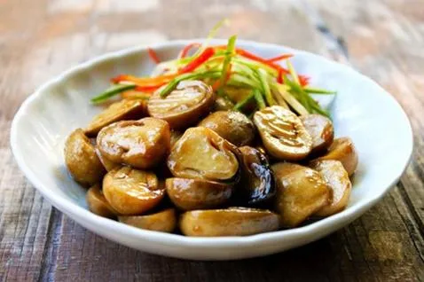 Chinese Healthy Fresh and Tasty Pickled Whole and Halved Canned Straw Mushrooms