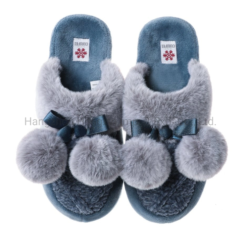 Chausson en peluche pour femme de couleur grise. Nouveau design de chausson à la mode pour l'hiver. Chaussure confortable pour femme.