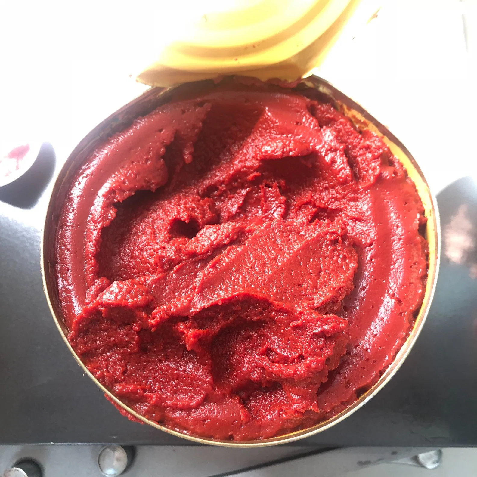 Les conserves de purée de tomate 100 PURETÉ 28-30 % Brix. Haute qualité