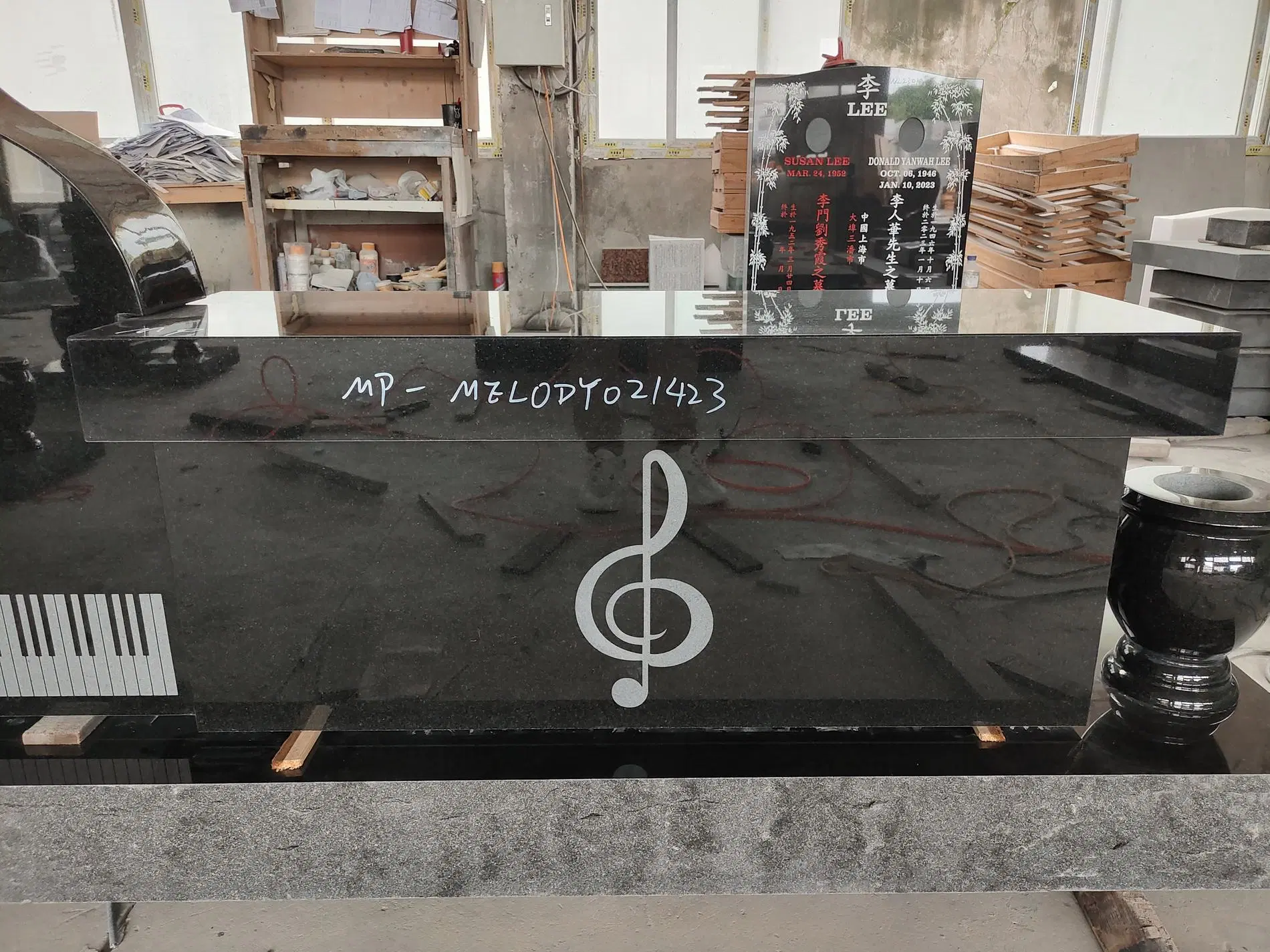 Precio al por mayor de la fábrica de diseño de Piano de lápidas de granito negro pulido lápida