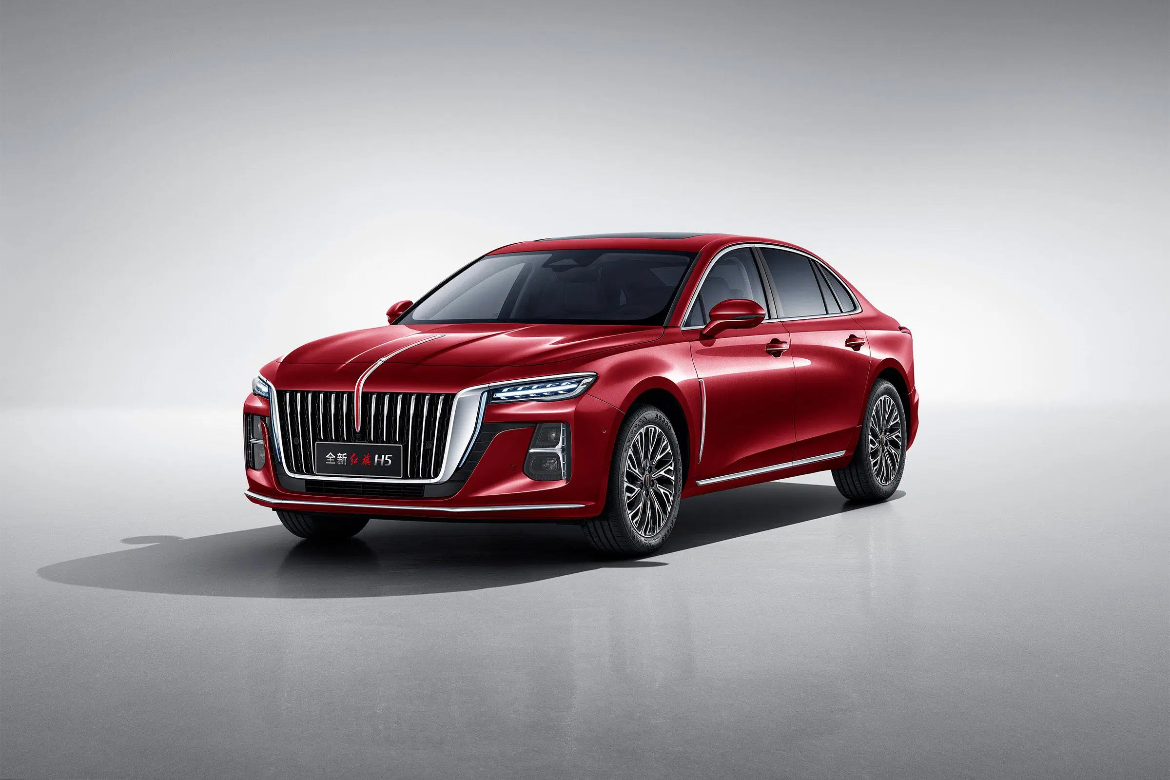 Nouvelle voiture H5 Hongqi chinoise en stock, 5 places de haut Qualité Auto Vehicle Oil hybride électrique 1.5t 2.0t avec meilleur Véhicule d'occasion