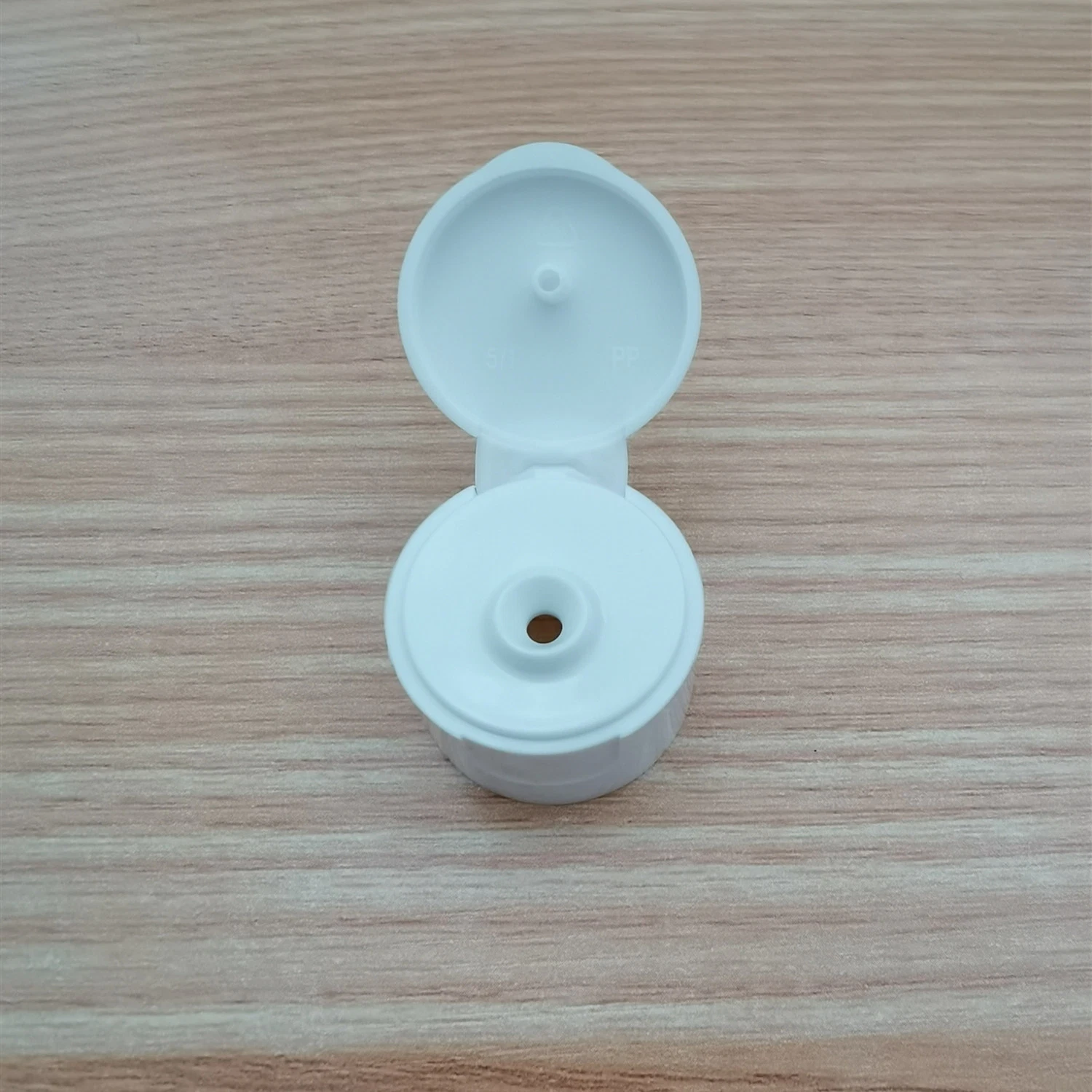 Free Samples 24 mm Flip Top Cap PP Material Mat Cosmetic Plastic Bottle Cap