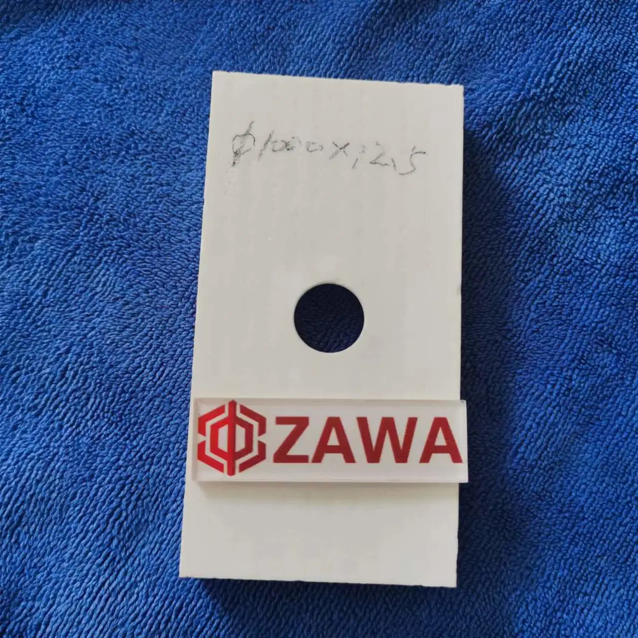 Zawa blanc résistant aux impacts de la chaleur et de l'alumine plaque à orifice de la plaque soudée en céramique