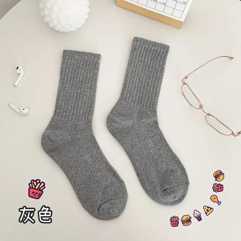 Serviette de printemps et d'automne dans le département des sports de style collège Chaussettes unies