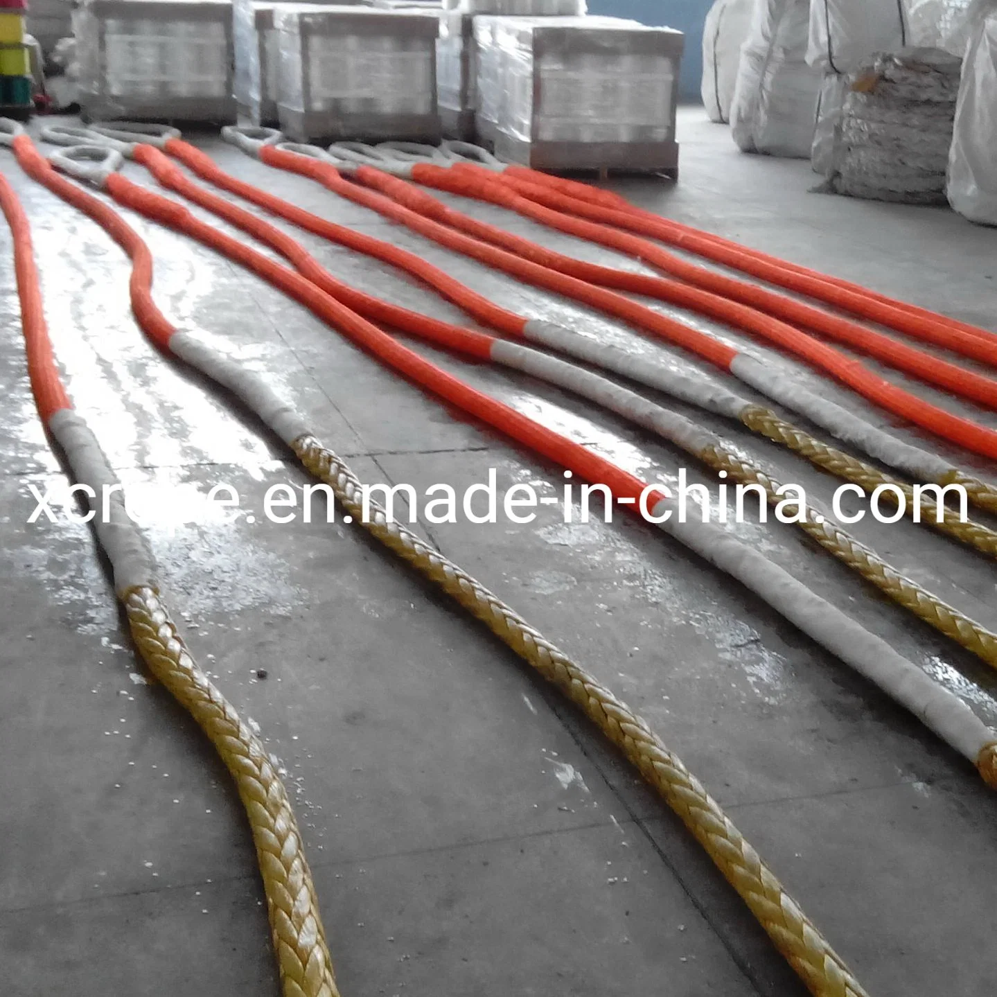 Cuerda sintética de remolque y amarre de 12 hebras de UHMWPE. Diámetro de la cuerda: 52 mm. Resistencia a la rotura: 2160 kn. Flotante en ambos extremos con ojos empalmados.