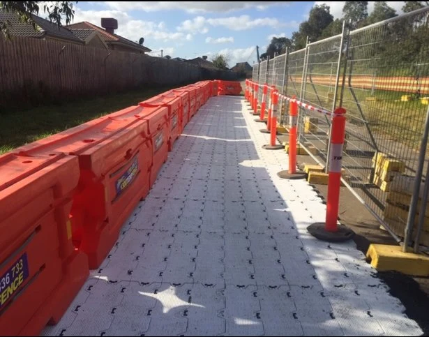 Plancher en plastique de la Cour de sport de gros de gazon artificiel de football de la protection du territoire-de-chaussée