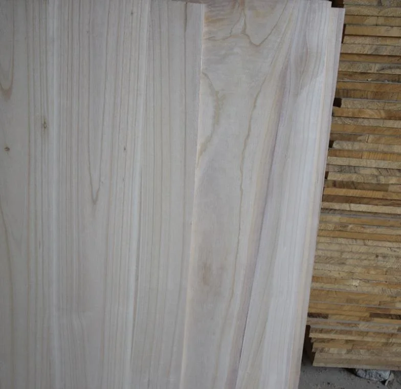 Muebles con tablero de Paulownia de madera natural o blanqueada.