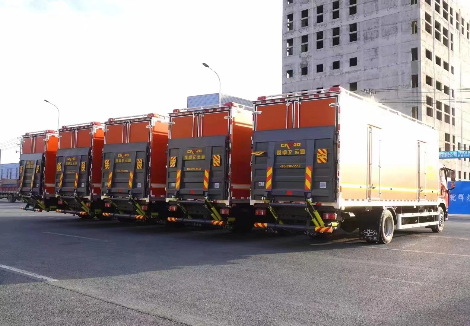 HOWO 15 Toneladas 10 Toneladas Camión de Caja Refrigerada para Alimentos Congelados Refrigerado 300HP Furgoneta de Transporte de Carga Refrigerada para Entrega de Leche, Carne y Helados.