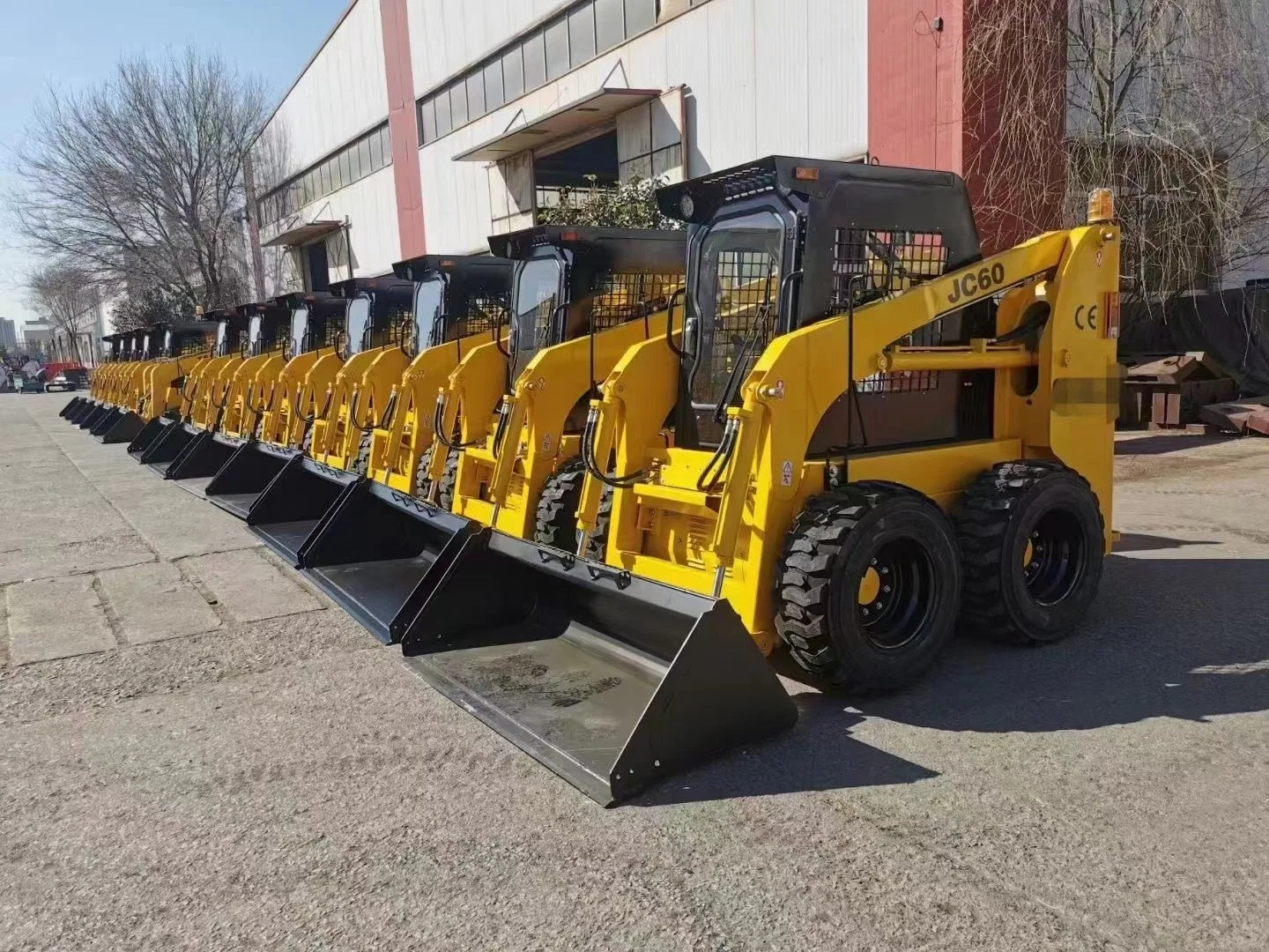 Cargadora compacta de troncos de 6 toneladas de ruedas delanteras: Cargadora hidráulica de tenazas pequeñas de madera con accesorio de horquilla