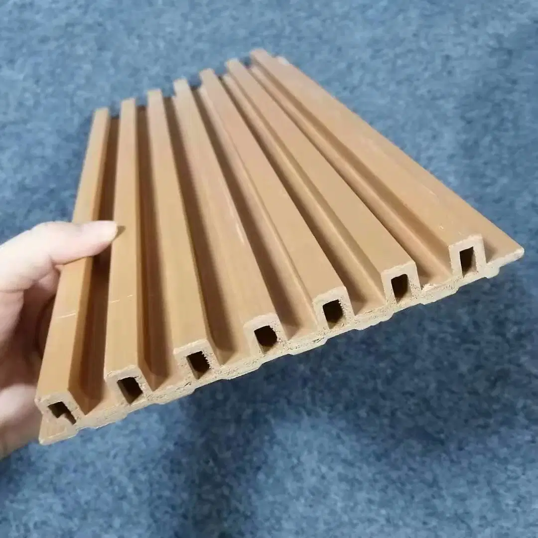 En Venta Revestimiento compuesto de Madera de plástico resistente al agua WPC acanalado Panel de pared