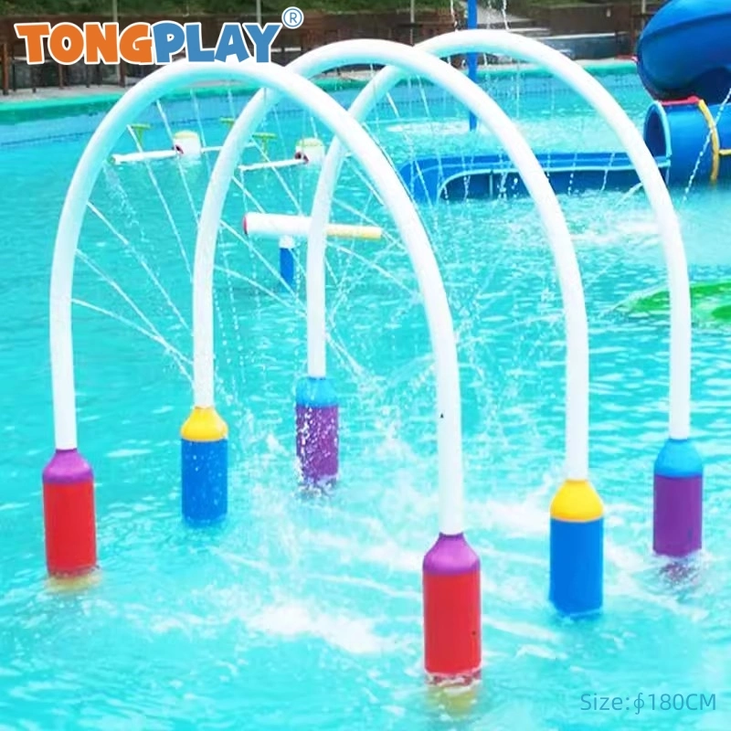 Une piscine pour enfants avec spray sprinkleur Summer Fun Game enfants Parc d'eau gonflable