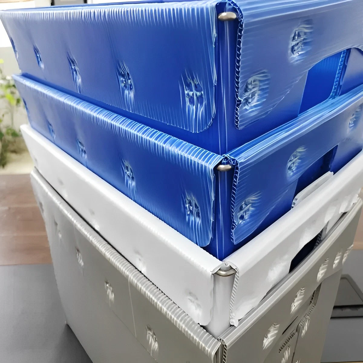 Corflute Plastic Tote Bin with Lid for Storage Stackable Tote Box Stackable Coroplast Tote Box Corrugated Plastic Tote Box UPS Mail Tote DHL Mail Tote