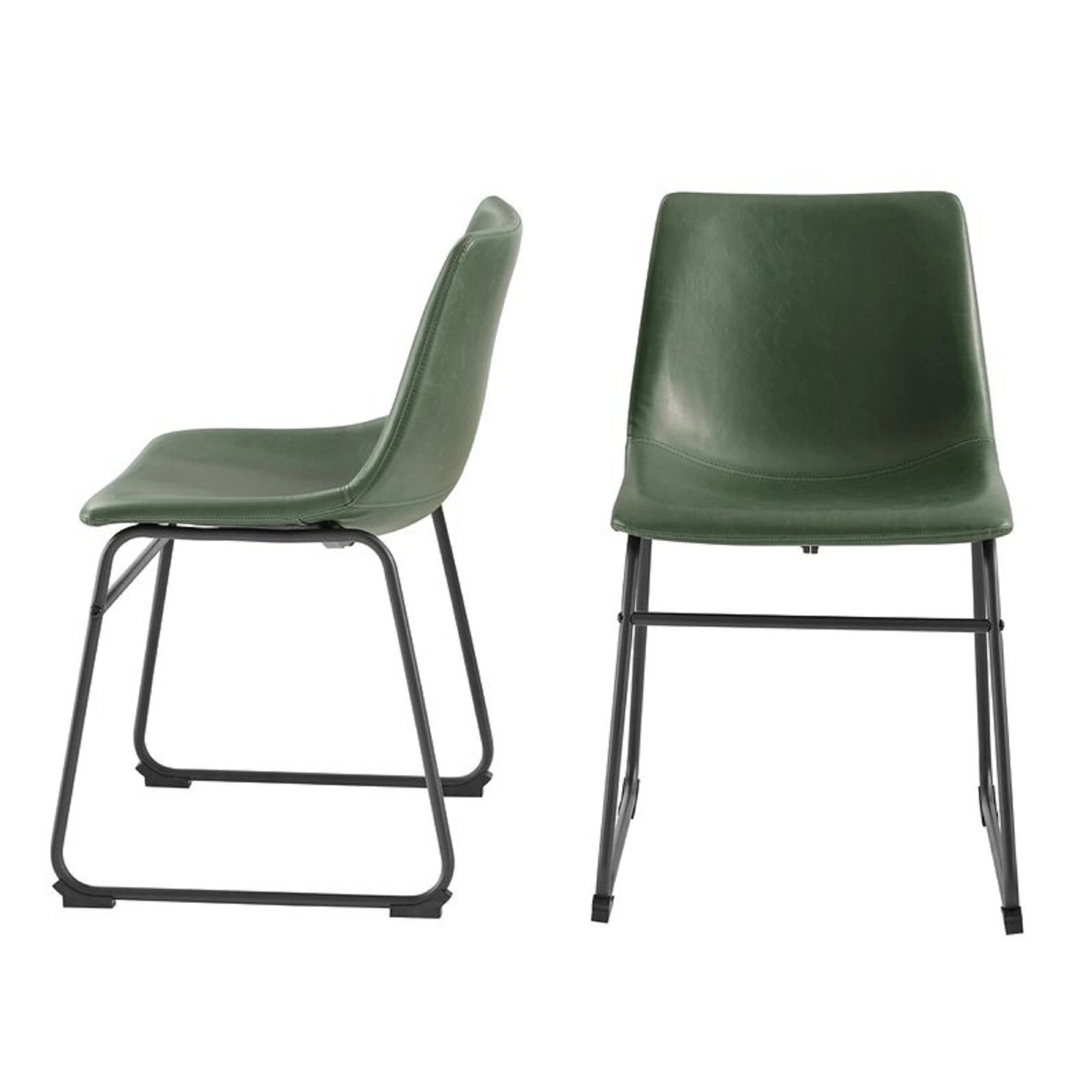 Côté chaise de salle à manger en plastique coloré avec les jambes en bois