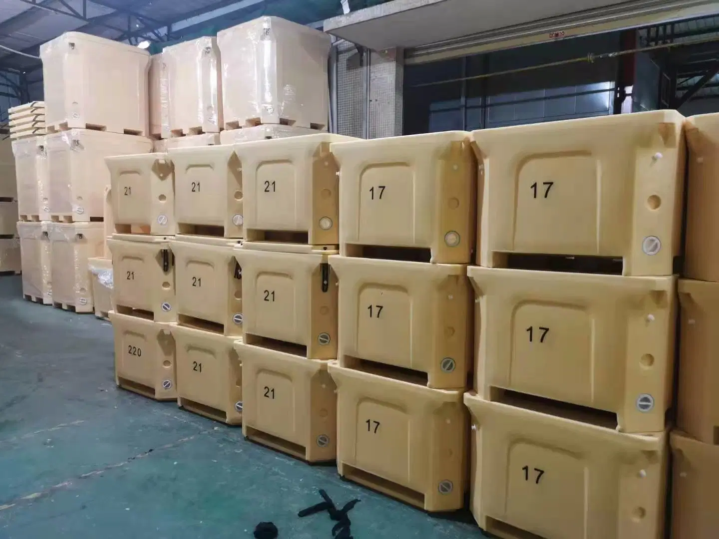 Insulated Bulk Container for Storage and Transport of Large Fish