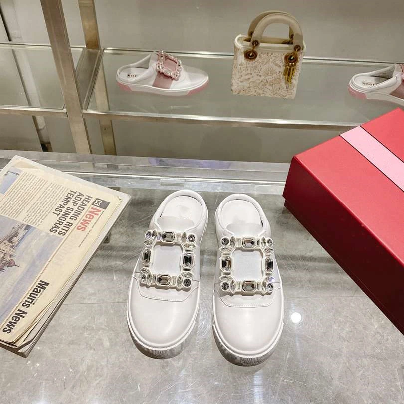 Nueva llegada simple Deportes Moda cuero con hebilla de Diamante mujeres Media Zapatillas