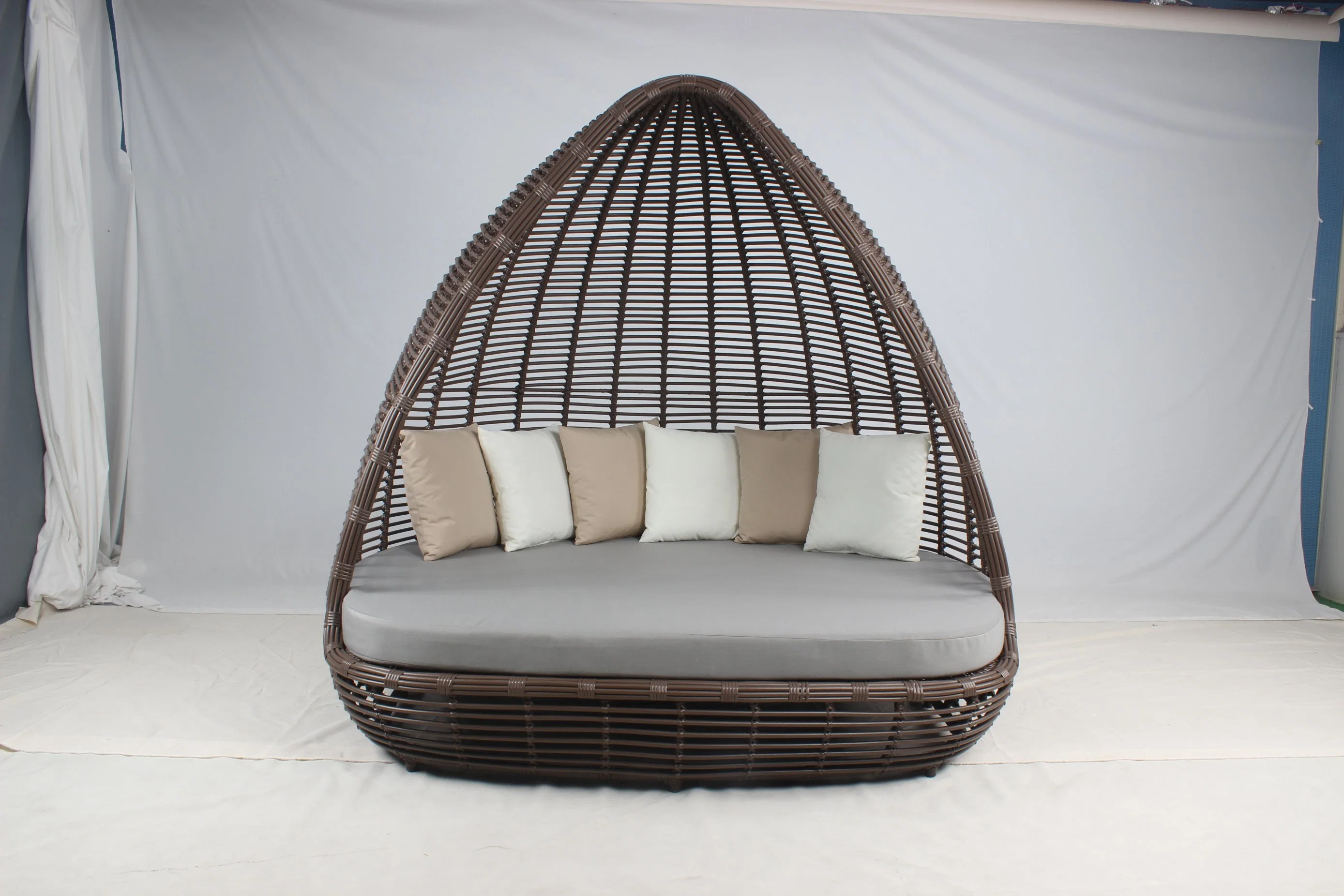 Hot Sell Leisure Poolside Hotel Project Big PE Rattan Sunbed Outdoor Furniture